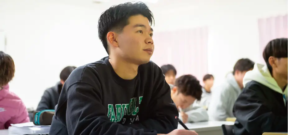 教室で学ぶ学生