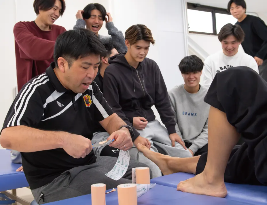 スポーツテーピングの実技授業